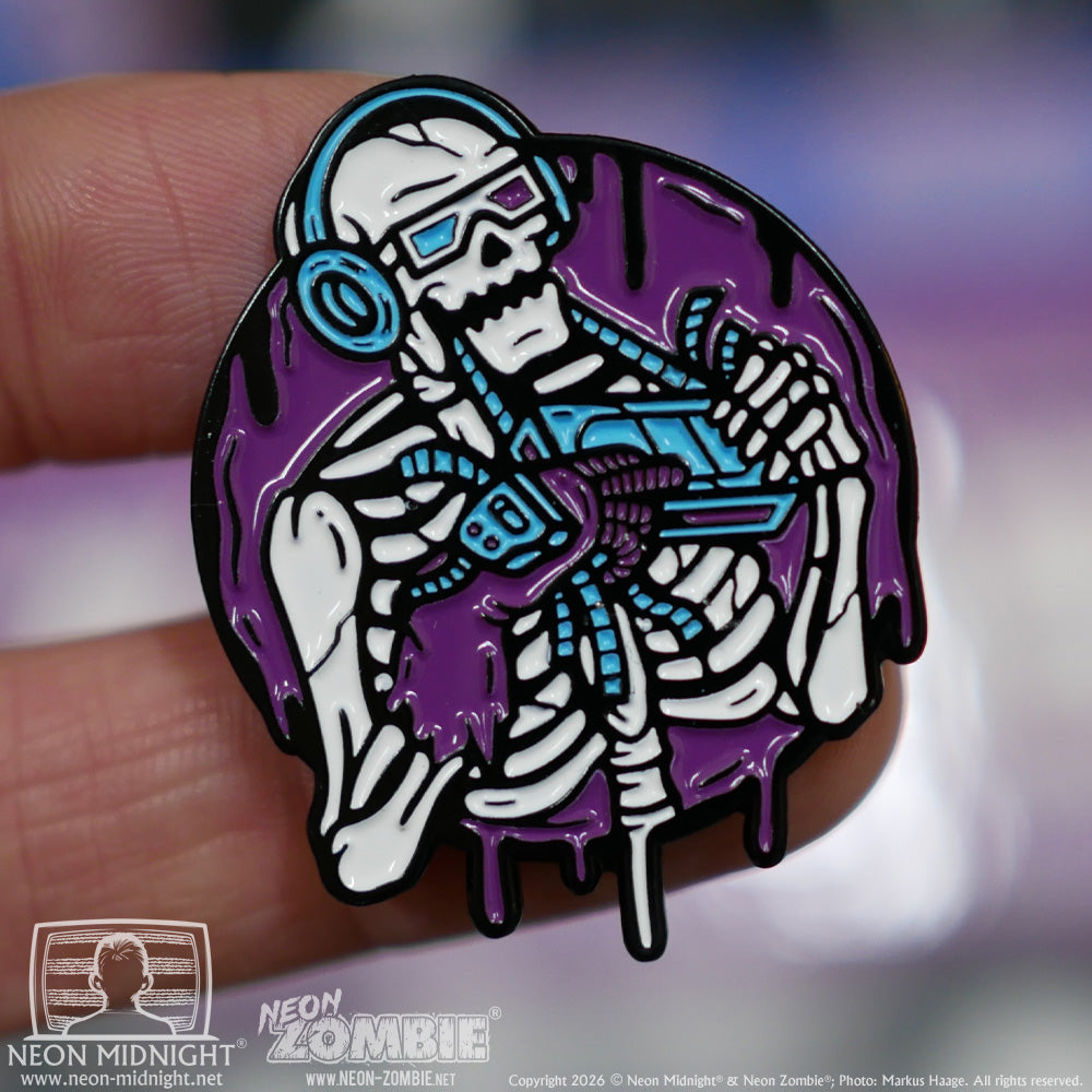 Emaille-Pin: Neon Zombie® – Neon Zombie Variant Nr. 2; © Haage Medien (as „Neon Midnight®“)