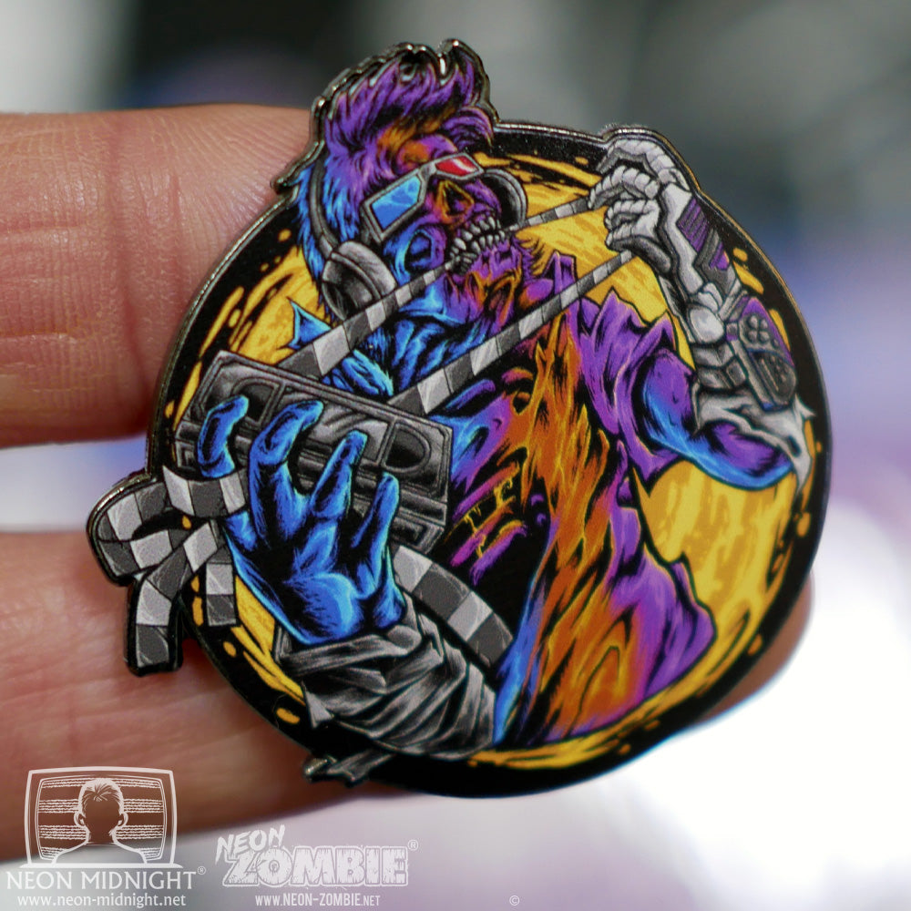 Emaille-Pin: Neon Zombie® – Neon Zombie Variant Nr. 1; © Haage Medien (as „Neon Midnight®“)